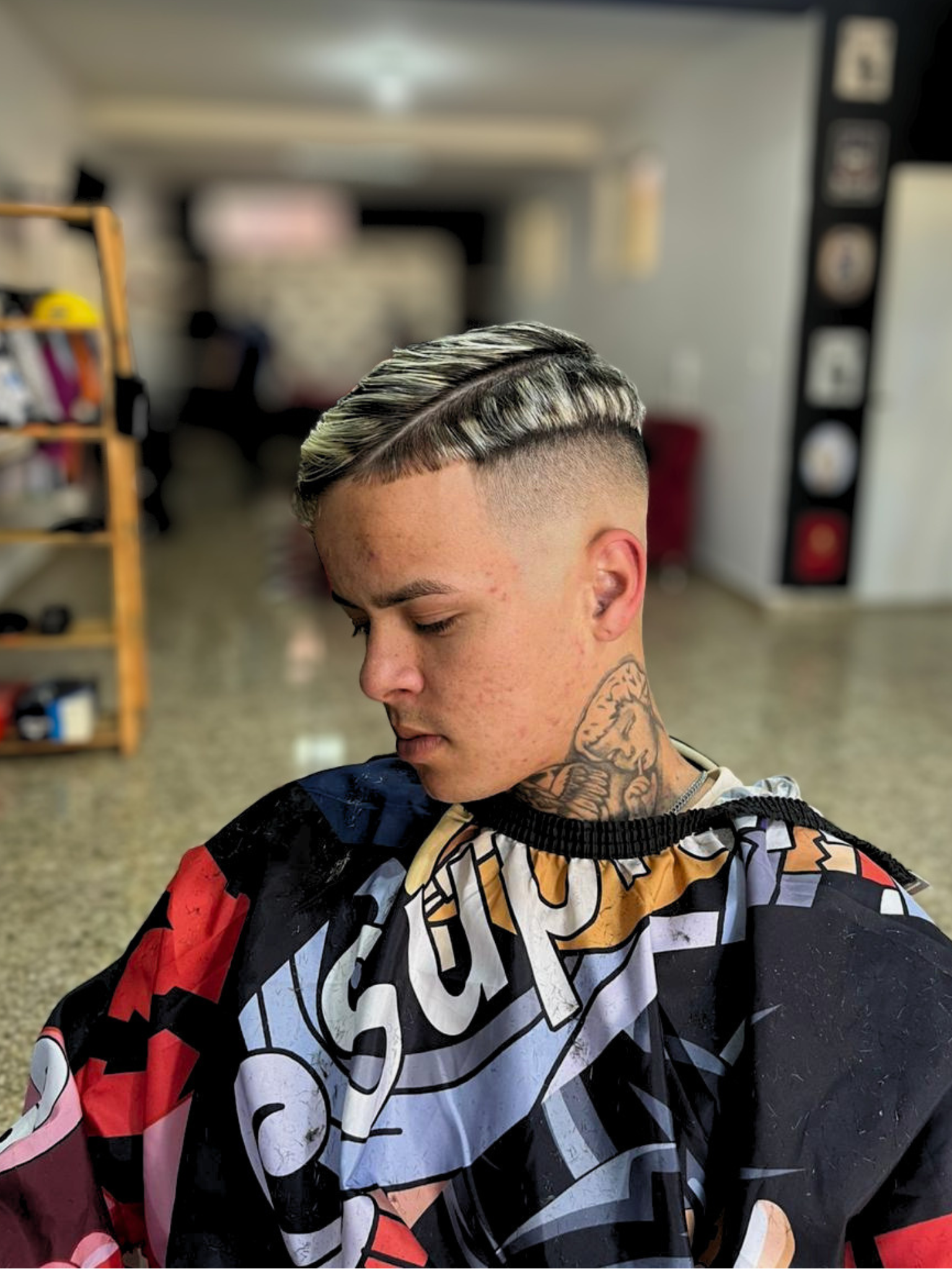 Corte com luzes realizado na Cave Barber